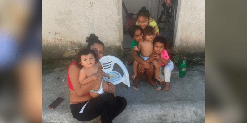 Thamires e sua família, em imagem oficial da campanha por uma moradia adequada.